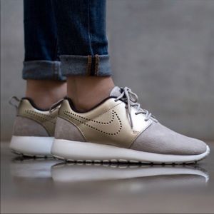 Nike Roshe Women’s 8.5 sneaker